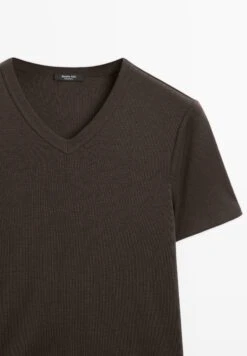 Massimo Dutti V-NECK SHORT SLEEVE - Basic T-shirt - Dark Brown 13 Massimo Dutti V-NECK SHORT SLEEVE - Basic T-shirt - Dark Brown -Massimo Dutti Shop 623cc170addc436ca53fcee07be64d73