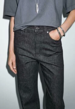 Massimo Dutti HIGH-WAIST WITH FRAYED HEMS - Straight Leg Jeans - Royal Blue 17 Massimo Dutti HIGH-WAIST WITH FRAYED HEMS - Straight Leg Jeans - Royal Blue -Massimo Dutti Shop 6276e4e3c31d4553bf855f393f45fece