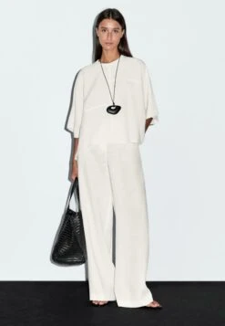 Massimo Dutti SHORT CAPE WITH SEAM DETAILS - Cape - White -Massimo Dutti Shop 66050988f57449dfb74bbf28be1f8ac3