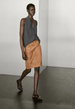 Massimo Dutti MIDI WITH RHINESTONE DETAIL - Leather Skirt - Camel -Massimo Dutti Shop 6682b538f98e4aa298b291cf619d4914