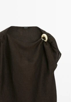 Massimo Dutti GARMENT WITH BROOCH DETAIL - Blouse - Dark Brown -Massimo Dutti Shop 682ad89682f94a01b4cc3450803d124b