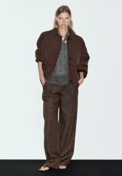 Massimo Dutti SHORT LIGHTWEIGHT WITH CORDUROY DETAIL - Light Jacket - Bordeaux 15 Massimo Dutti SHORT LIGHTWEIGHT WITH CORDUROY DETAIL - Light Jacket - Bordeaux -Massimo Dutti Shop 6917616d930148ceb85f346192b9ae57