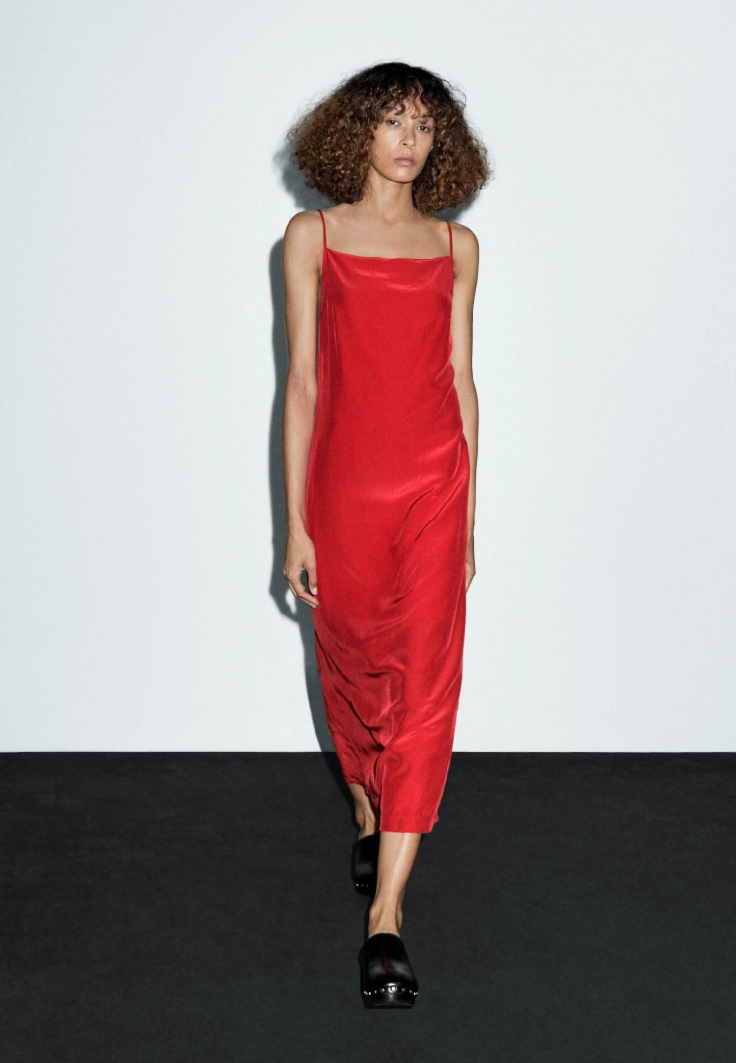 Massimo Dutti FLOWING MIDI WITH A STRAIGHT NECKLINE - Day Dress - Mottled Red 4 Massimo Dutti FLOWING MIDI WITH A STRAIGHT NECKLINE - Day Dress - Mottled Red - Image 2