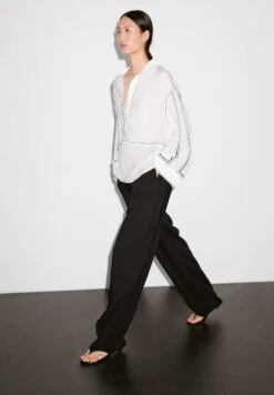 Massimo Dutti LOOSE-FITTING GARMENT WITH CONTRAST DETAILS - Blouse - White -Massimo Dutti Shop 6bdcc776f2574257b73c87359e669658