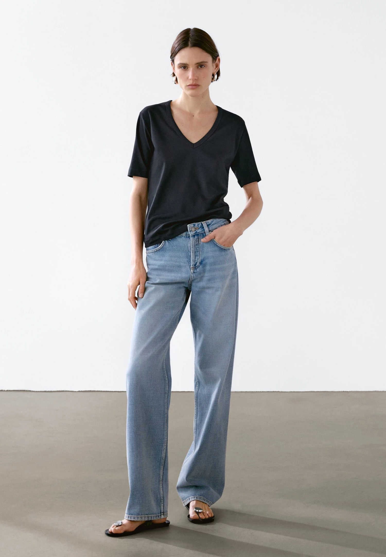 Massimo Dutti SHORT SLEEVE V-NECK - Basic T-shirt - Black 4 Massimo Dutti SHORT SLEEVE V-NECK - Basic T-shirt - Black - Image 2