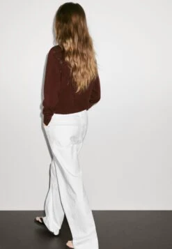 Massimo Dutti BUTTONED LONG SLEEVE WITH CREW NECK - Cardigan - Bordeaux 19 Massimo Dutti BUTTONED LONG SLEEVE WITH CREW NECK - Cardigan - Bordeaux -Massimo Dutti Shop 7089301bd328459c8698ca18baf944da