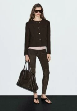 Massimo Dutti ELEGANT CROPPED WITH FLAP POCKETS - Light Jacket - Mottled Dark Brown 14 Massimo Dutti ELEGANT CROPPED WITH FLAP POCKETS - Light Jacket - Mottled Dark Brown -Massimo Dutti Shop 750bc54c238d453eac146d6fbe0d7f7c