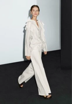 Massimo Dutti FLOWING GARMENT WITH RUFFLES - Blouse - White -Massimo Dutti Shop 788b63dec1744afe9b7a18cc6bc338c8