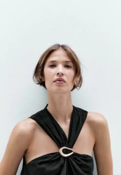 Massimo Dutti HALTER TOP WITH REMOVABLE BROOCH DETAIL - Blouse - Black -Massimo Dutti Shop 79fa224d6326443f97538a698340beb7