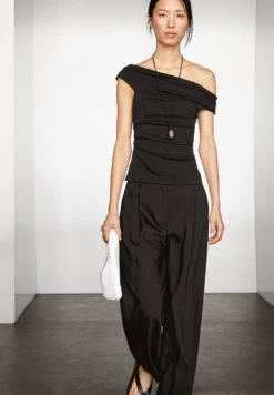 Massimo Dutti FLOWING MID-WAIST WITH DARTS - Trousers - Black -Massimo Dutti Shop 7d03aef2ea9b4f27b38ae91892a0de70