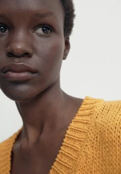 Massimo Dutti V-Neck With Short Sleeves - Basic T-Shirt - Orange -Massimo Dutti Shop 7d227d54a0a0476a82492fd45427a320