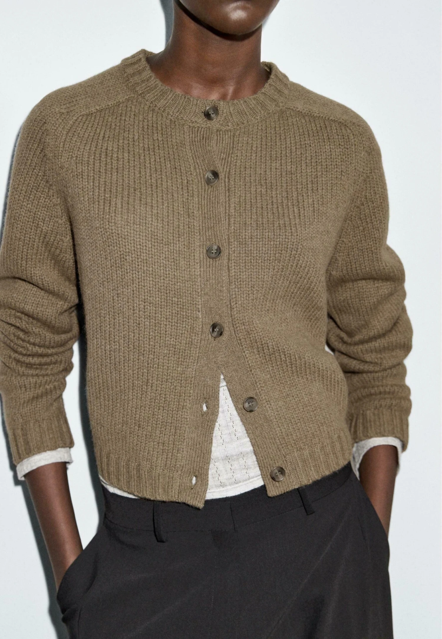Massimo Dutti BUTTONED RAGLAN SLEEVE - Cardigan - Khaki 5 Massimo Dutti BUTTONED RAGLAN SLEEVE - Cardigan - Khaki - Image 3