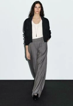 Massimo Dutti ZIP-UP HIGH COLLAR - Cardigan - Dark Blue 15 Massimo Dutti ZIP-UP HIGH COLLAR - Cardigan - Dark Blue -Massimo Dutti Shop 7f20309b0d2d4d42986aa5c1eb157a80