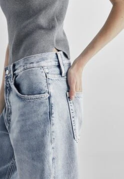 Massimo Dutti High Waist - Straight Leg Jeans 18 Massimo Dutti High Waist - Straight Leg Jeans -Massimo Dutti Shop 809a009edc464bb491c7784ee75b5f90