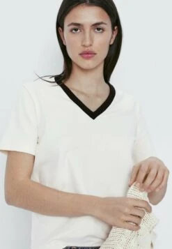 Massimo Dutti With Contrast V-Neck - Basic T-Shirt 14 Massimo Dutti With Contrast V-Neck - Basic T-Shirt -Massimo Dutti Shop 80d98bce32764083b51ec378941f154f