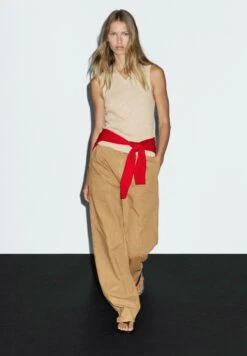 Massimo Dutti V-NECK RIBBED WITH COLLAR DETAIL - Top - Beige 16 Massimo Dutti V-NECK RIBBED WITH COLLAR DETAIL - Top - Beige -Massimo Dutti Shop 80ea4e870b584912bce237baeb4367d8