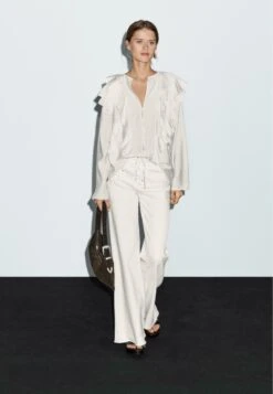 Massimo Dutti FLOWING GARMENT WITH RUFFLES - Blouse - White -Massimo Dutti Shop 8120a1e5072f4be7a19bc39ce160f371