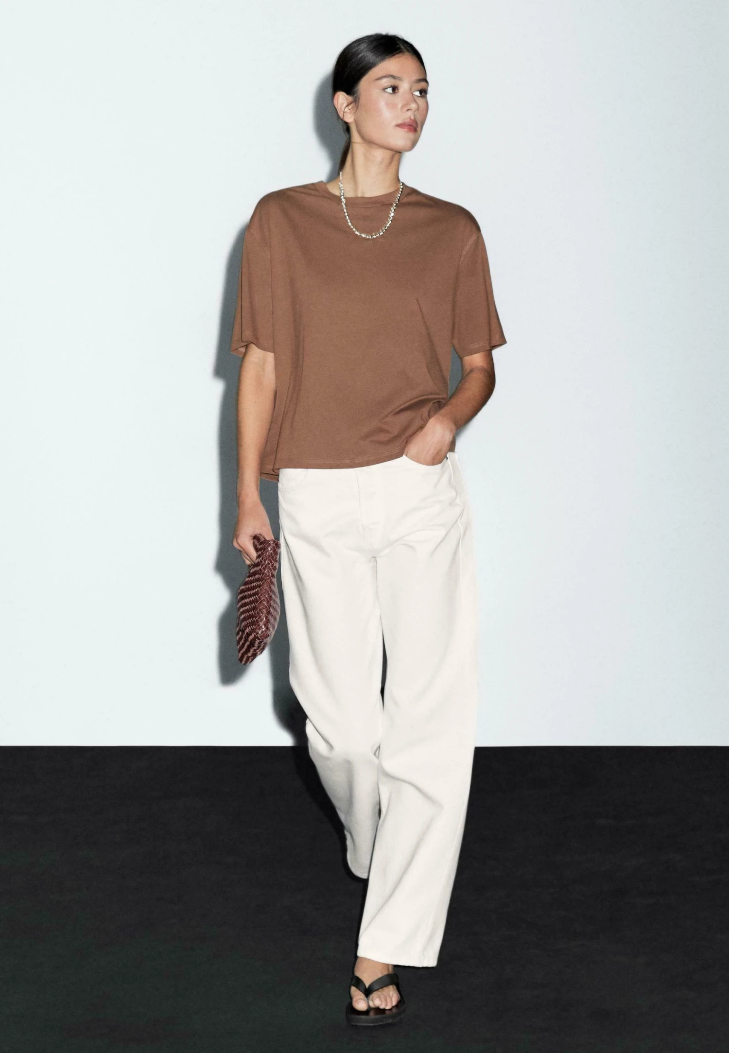 Massimo Dutti OVERSIZE WITH SEAM DETAIL - Basic T-shirt - Brown 4 Massimo Dutti OVERSIZE WITH SEAM DETAIL - Basic T-shirt - Brown - Image 2