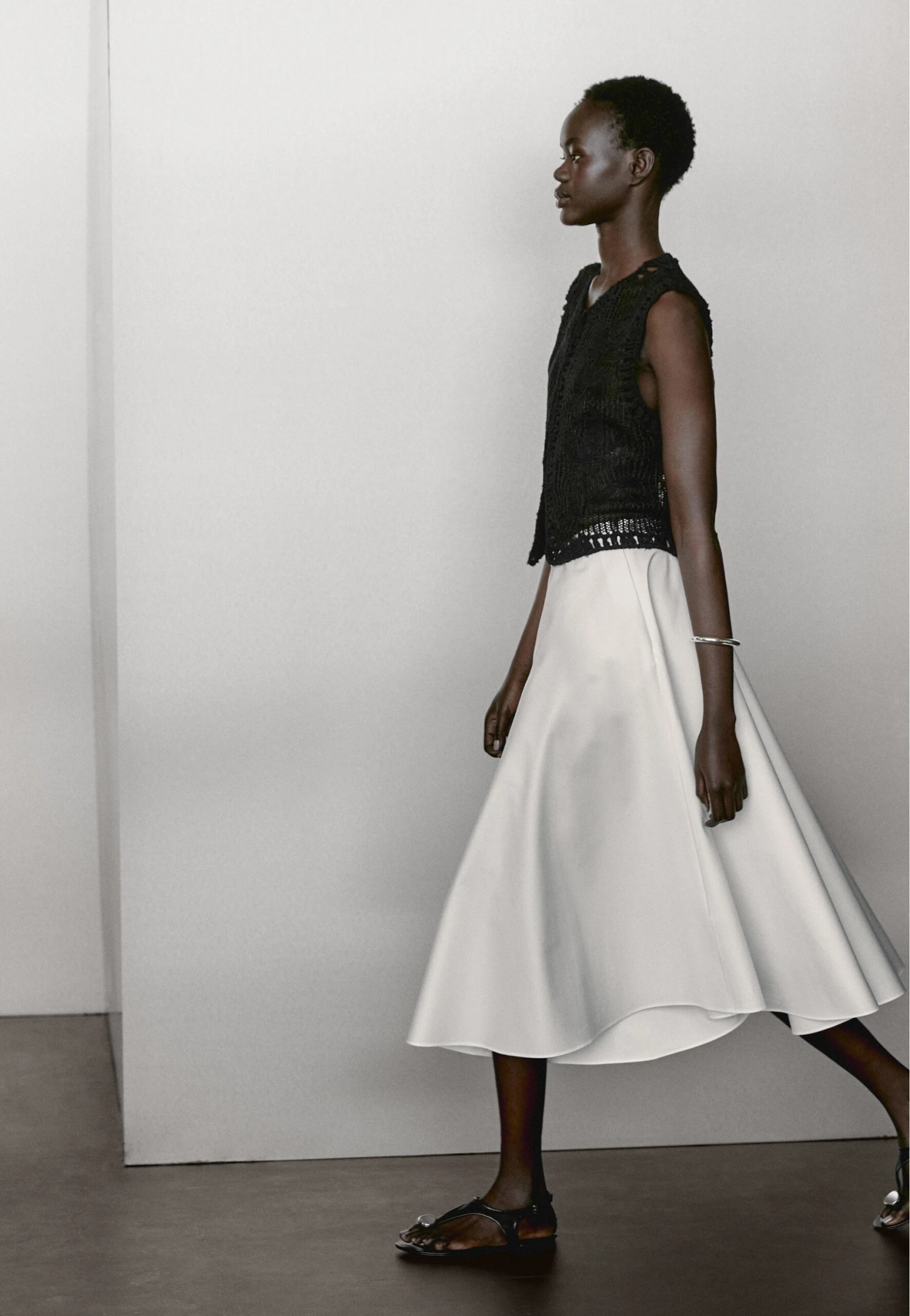 Massimo Dutti CREW NECK WITH EMBROIDERED DETAIL - Waistcoat - Black 6 Massimo Dutti CREW NECK WITH EMBROIDERED DETAIL - Waistcoat - Black - Image 4