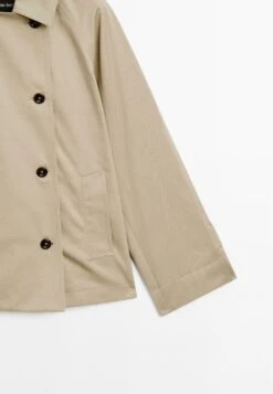 Massimo Dutti SHORT WITH BUTTON DETAIL ON THE COLLAR - Trenchcoat - BEIGE -Massimo Dutti Shop 8b59fc74ec9946afb5befd9cfab5a67e