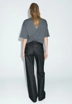 Massimo Dutti HIGH-WAIST WITH FRAYED HEMS - Straight Leg Jeans - Royal Blue 16 Massimo Dutti HIGH-WAIST WITH FRAYED HEMS - Straight Leg Jeans - Royal Blue -Massimo Dutti Shop 8eed38f024b54f56b2b2a0bd14a18ab7