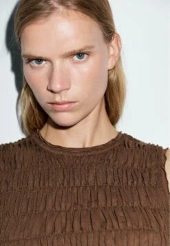 Massimo Dutti CREW NECK WITH GATHERED DETAIL - Top - Dark Brown 13 Massimo Dutti CREW NECK WITH GATHERED DETAIL - Top - Dark Brown -Massimo Dutti Shop 9132ca99f4f346369b68442b83b16173