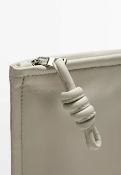 Massimo Dutti WITH KNOT - Wash Bag - White -Massimo Dutti Shop 918f64db944e47b28eedc30b971fc005