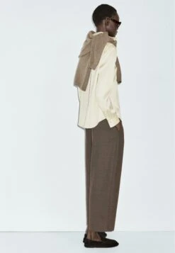 Massimo Dutti Trousers - Sand 15 Massimo Dutti Trousers - Sand -Massimo Dutti Shop 93c099b31f984e04b752eaf8d6e334ab