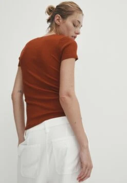 Massimo Dutti Shiny With Central Seam - Basic T-Shirt - Bordeaux 14 Massimo Dutti Shiny With Central Seam - Basic T-Shirt - Bordeaux -Massimo Dutti Shop 9488584d3a4d424e8a6c31cf1b4f86f4