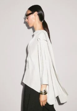 Massimo Dutti SHORT FLOWING CAPE WITH SLEEVE DETAIL - Cape - Beige -Massimo Dutti Shop 96bdd16893934b25a80a73434ffc5b08