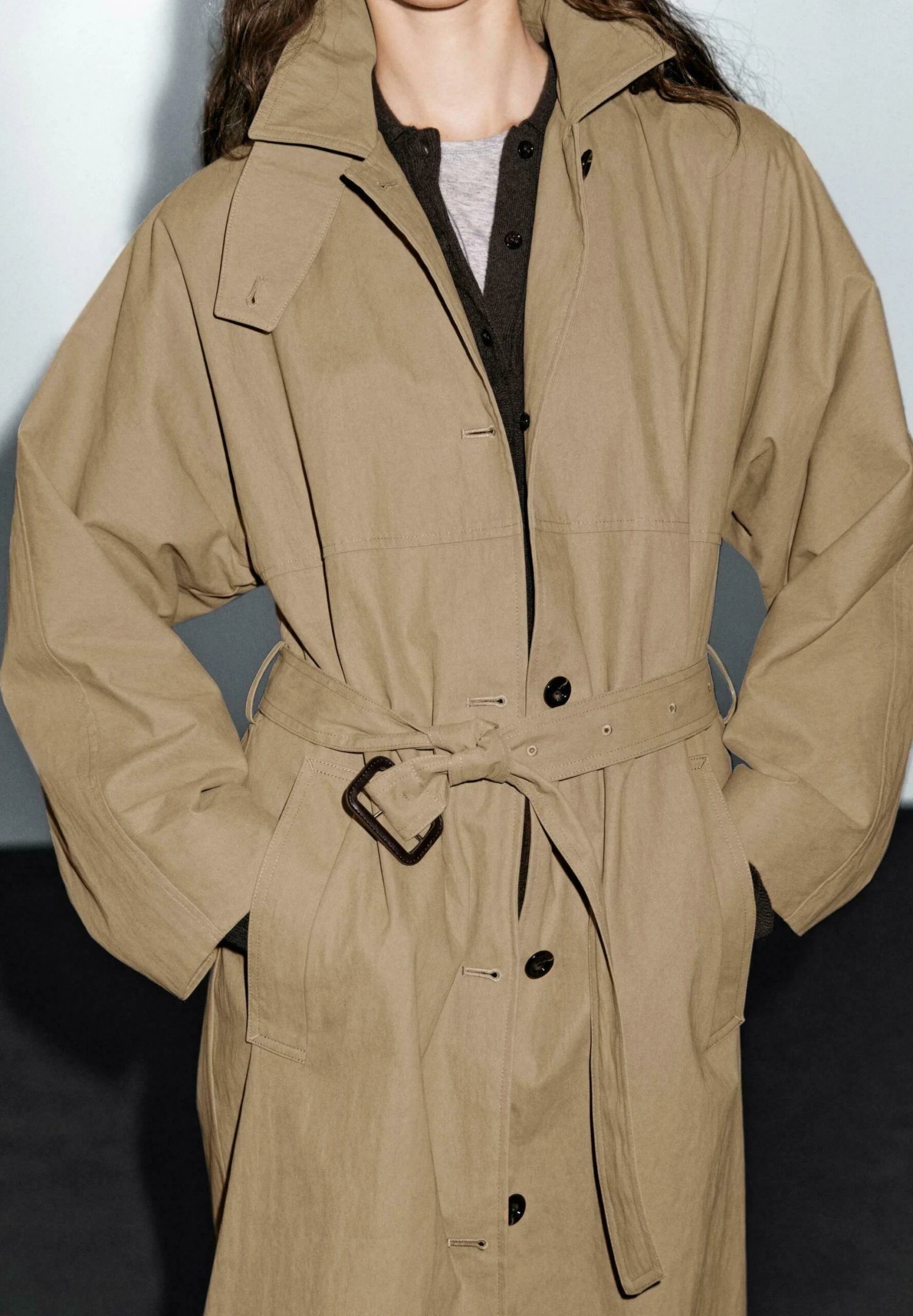 Massimo Dutti LONG RAGLAN SLEEVE WITH BUTTONS - Trenchcoat - Camel 5 Massimo Dutti LONG RAGLAN SLEEVE WITH BUTTONS - Trenchcoat - Camel - Image 3