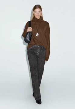 Massimo Dutti Straight Leg Jeans - Grey -Massimo Dutti Shop 96e7526136b742b3a1a0370322b19426