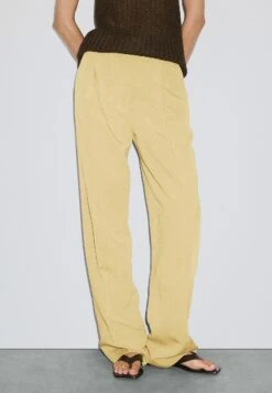 Massimo Dutti PLEATED WITH SIDE POCKETS - Trousers - Mustard Yellow