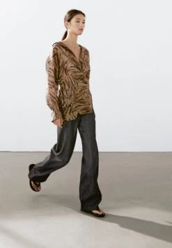 Massimo Dutti FLOWING JACQUARD KIMONO WITH RHINESTONE BUTTON - Blouse - Mottled Brown -Massimo Dutti Shop 9a79640c59844777ba9dafdce5fca301