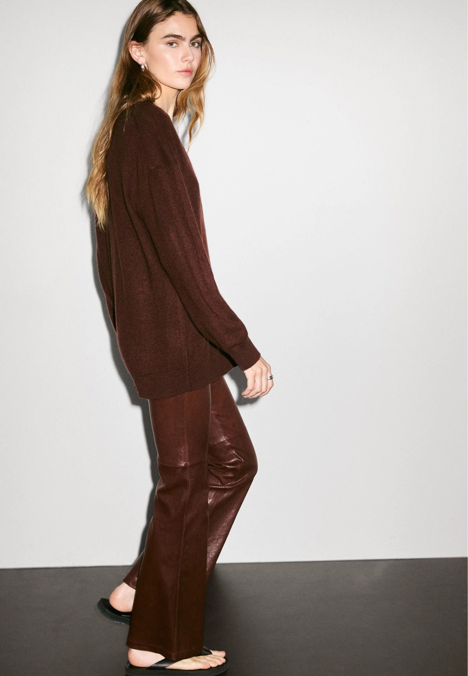 Massimo Dutti BUTTONED OVERSIZE WITH V-NECK - Cardigan - Bordeaux 6 Massimo Dutti BUTTONED OVERSIZE WITH V-NECK - Cardigan - Bordeaux - Image 4