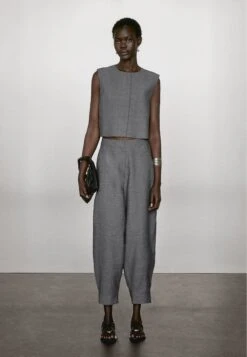 Massimo Dutti SHORT SLEEVELESS - Waistcoat - Grey 16 Massimo Dutti SHORT SLEEVELESS - Waistcoat - Grey -Massimo Dutti Shop a012197ee384450f9fe7a382619e6469