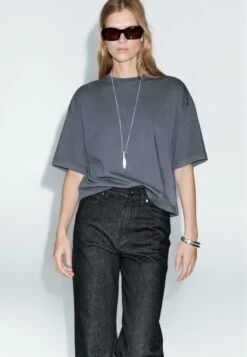 Massimo Dutti HIGH-WAIST WITH FRAYED HEMS - Straight Leg Jeans - Royal Blue 18 Massimo Dutti HIGH-WAIST WITH FRAYED HEMS - Straight Leg Jeans - Royal Blue -Massimo Dutti Shop a3a8afb1c33441149dd4b8908e8060cd