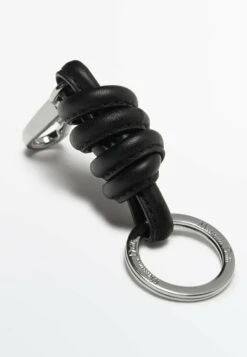 Massimo Dutti With Knot Detail - Keyring - Black 10 Massimo Dutti With Knot Detail - Keyring - Black -Massimo Dutti Shop a4e3dd5852574f1a82b6dedee3ffb5cf