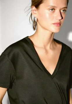 Massimo Dutti FLOWING V-NECK WITH SHORT SLEEVES - Basic T-shirt - Black -Massimo Dutti Shop a61f115c01a841fa88a23e2d8ffc23ae