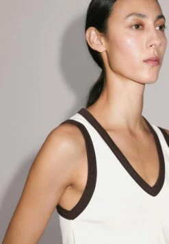 Massimo Dutti RIBBED V-NECK WITH THICK STRAPS - Basic T-shirt - White 13 Massimo Dutti RIBBED V-NECK WITH THICK STRAPS - Basic T-shirt - White -Massimo Dutti Shop a865c2d8f1384ef4ab6671f6f9a6fddd