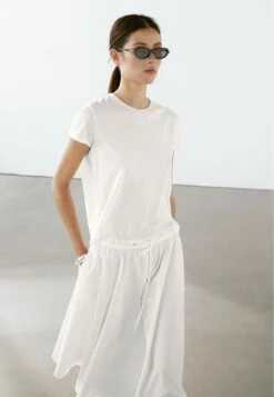 Massimo Dutti FLOWING SHORT SLEEVE WITH CREW NECK - Basic T-shirt - White 15 Massimo Dutti FLOWING SHORT SLEEVE WITH CREW NECK - Basic T-shirt - White -Massimo Dutti Shop a8ca11e6bb254624ba4f441d35aa668c