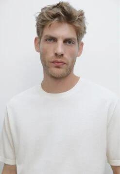 Massimo Dutti LIGHTWEIGHT CREW NECK WITH SHORT SLEEVE - Basic T-shirt - WHITE 18 Massimo Dutti LIGHTWEIGHT CREW NECK WITH SHORT SLEEVE - Basic T-shirt - WHITE -Massimo Dutti Shop a9d3fe6f6b784e058ab867e548ef3b50