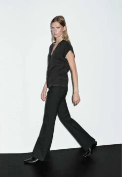 Massimo Dutti V-NECK WITH GOLDEN BUTTONS - Waistcoat - Mottled Light Grey 15 Massimo Dutti V-NECK WITH GOLDEN BUTTONS - Waistcoat - Mottled Light Grey -Massimo Dutti Shop aa123812ec114c168c9daa8f499d6d96