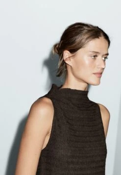 Massimo Dutti CHOCOLATE LINEAR WAFFLE-KNIT FUNNEL NECK - Top - Dark Brown 11 Massimo Dutti CHOCOLATE LINEAR WAFFLE-KNIT FUNNEL NECK - Top - Dark Brown -Massimo Dutti Shop aa997a1f55de4bf69f004979f7e018b7