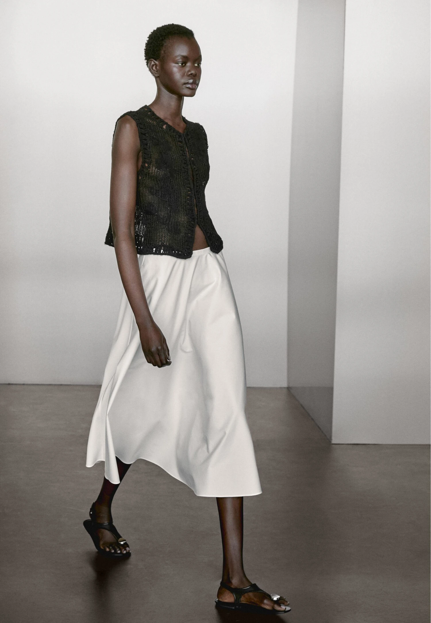 Massimo Dutti CREW NECK WITH EMBROIDERED DETAIL - Waistcoat - Black 7 Massimo Dutti CREW NECK WITH EMBROIDERED DETAIL - Waistcoat - Black - Image 5