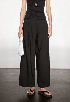 Massimo Dutti FLOWING MID-WAIST WITH DARTS - Trousers - Black