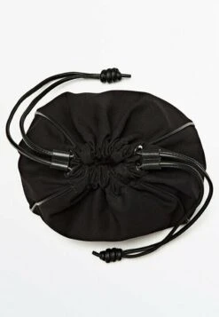 Massimo Dutti With Details - Wash Bag - Black 11 Massimo Dutti With Details - Wash Bag - Black -Massimo Dutti Shop ac0232eb327049318bca4152d8d6f228