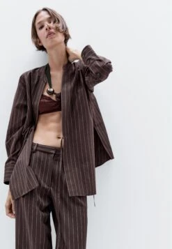 Massimo Dutti FLOWING CROSSOVER PINSTRIPE - Summer Jacket - Bordeaux