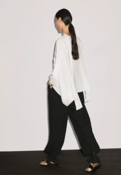 Massimo Dutti SHORT FLOWING CAPE WITH SLEEVE DETAIL - Cape - Beige -Massimo Dutti Shop b05b3df0a958453e9ac02619c2701cef