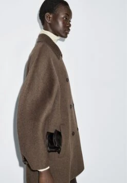 Massimo Dutti DOUBLE-BREASTED CROPPED - Short Coat - Dark Brown -Massimo Dutti Shop b198b3cd714a4a9692969b11a711fe50